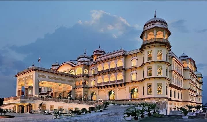LUXERY HOUSE